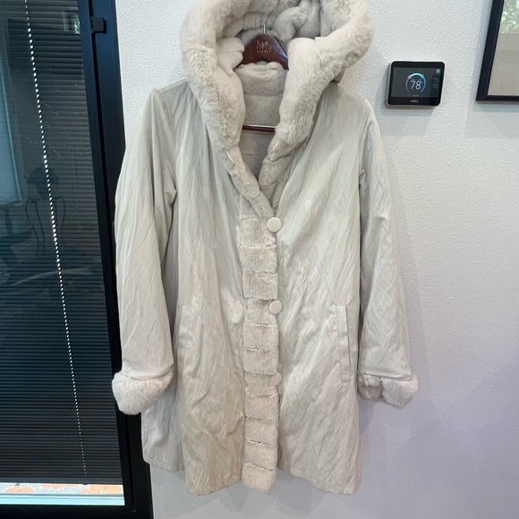 Elegant Cream Faux Fur Reversible Coat - Picture 6 of 7